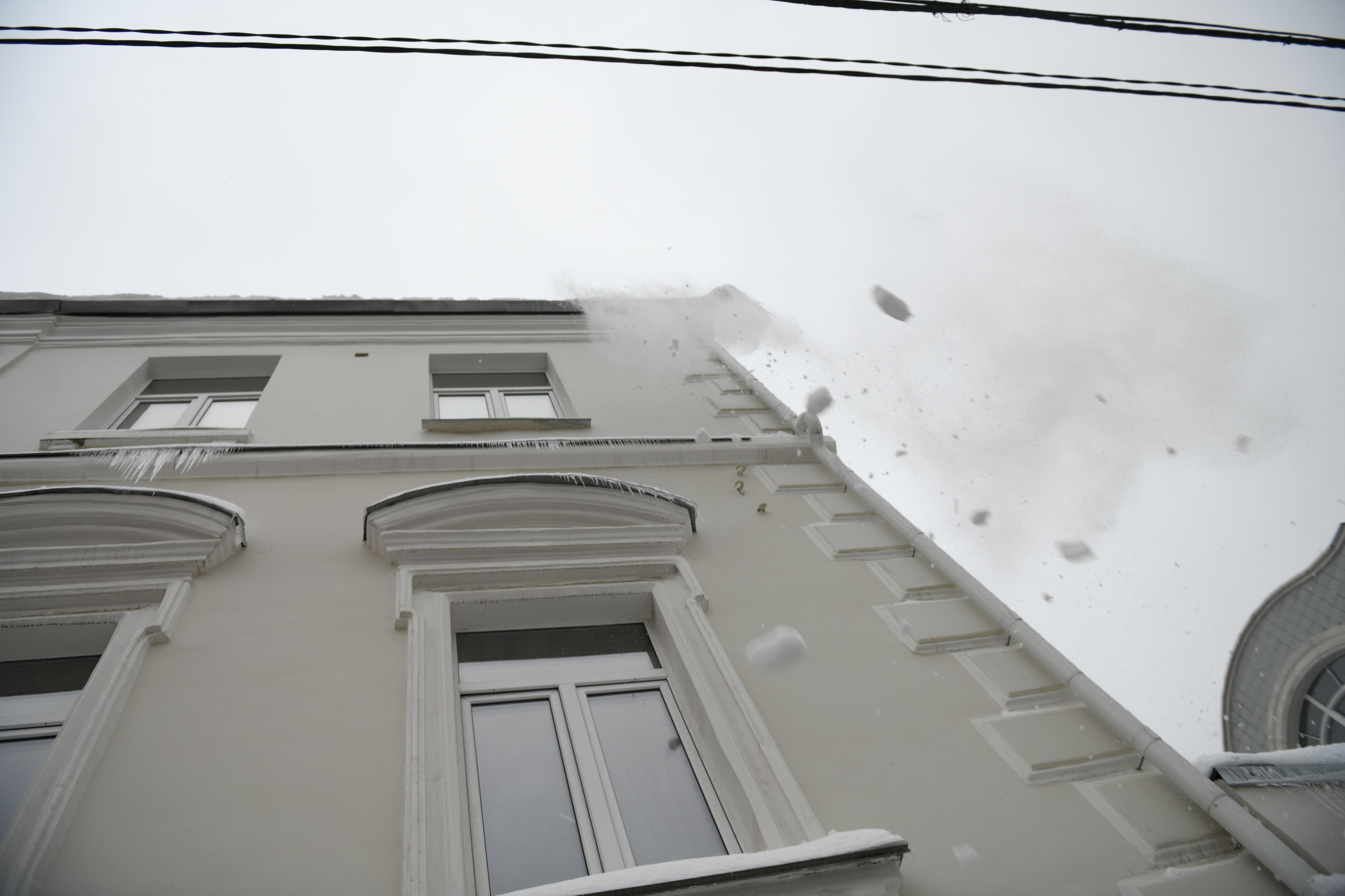 Двухлетний ребёнок пострадал после падения снега с крыши многоэтажки в Уфе