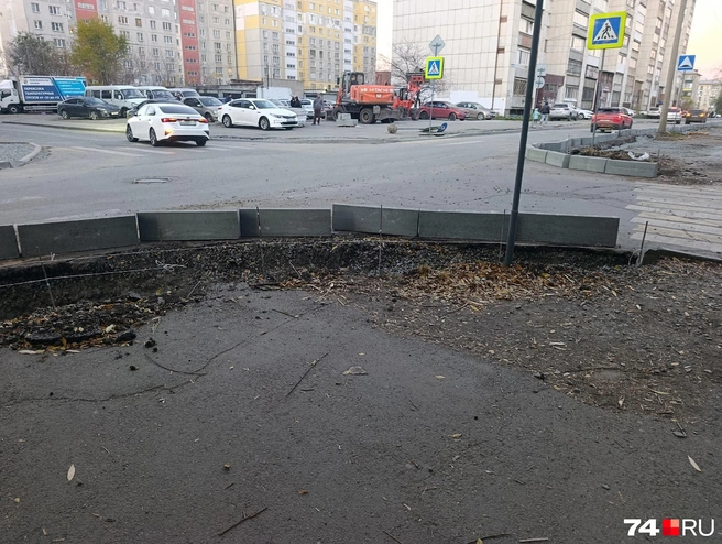 Дорожная техника одиноко грустит в сторонке | Источник: читатель 74.RU