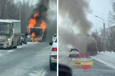 Автобус загорелся на Красноярском тракте в Омске