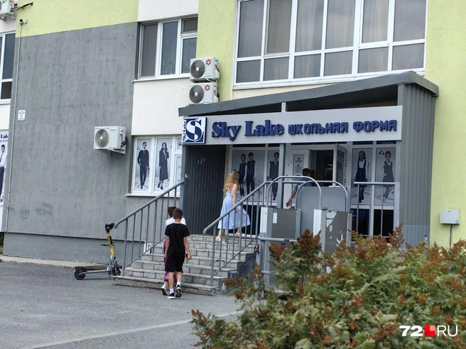В каждом магазине Sky Lake продавцы-консультанты спрашивают, в какой школе учится ребенок. Они прекрасно осведомлены, какая форма может подойти для конкретного учебного заведения. Например, им совсем не составило труда угадать форму для третьеклассника из 49-й гимназии | Источник: Юлия Мальцева / 72.RU