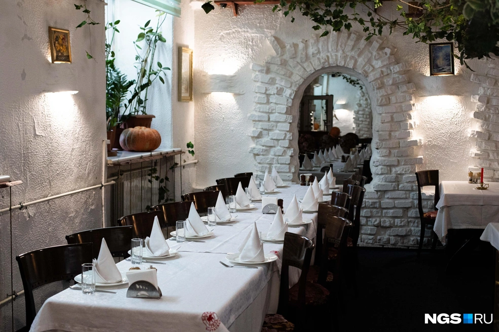 В день нашего визита в ресторане готовились к банкету, поэтому столы выстроили в ряд  | Источник: Андрей Бортко / NGS.RU 