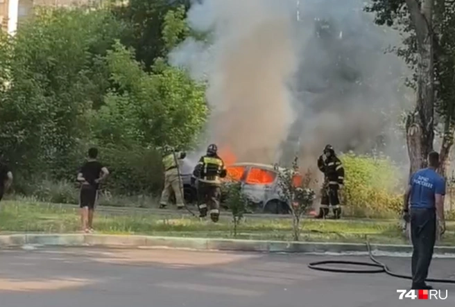 Пожар произошел во дворе недалеко от Северо-Западного рынка | Источник: читатель 74.RU