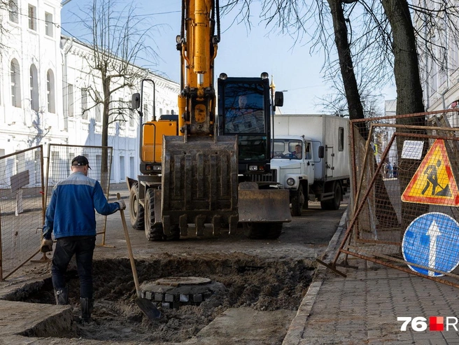 Рабочие заняты обслуживанием канализационных колодцев | Источник: Евгений Кудрявцев / 76.RU 