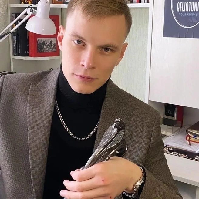 Молодогвардеец начал указывать женщине на социальное положение и хвастаться связями с администрацией | Источник: Альберт Афлятунов / «Вконтакте»