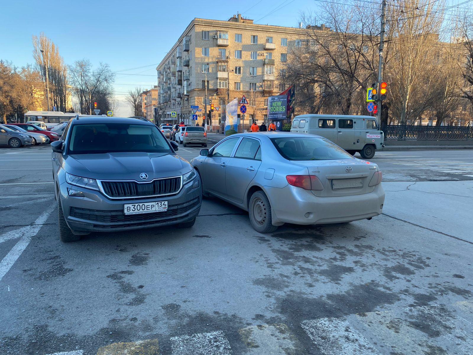 Автохамы Волгограда становятся всё более наглыми. Они могут бросить машину  даже посреди проезжей части - 25 декабря 2021 - V1.ру