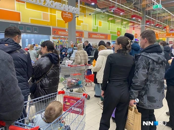 Стоять в очереди приходится около получаса | Источник: Наталья Баранова / NN.RU
