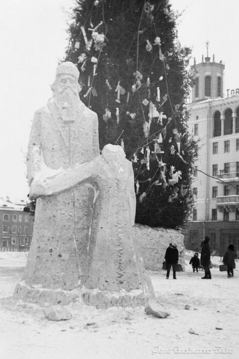 Там же обустраивали ледовый городок с фигурами сказочных героев. Правда, не всегда они доживали до весны | Источник: Владислав Бебко / pastvu.com