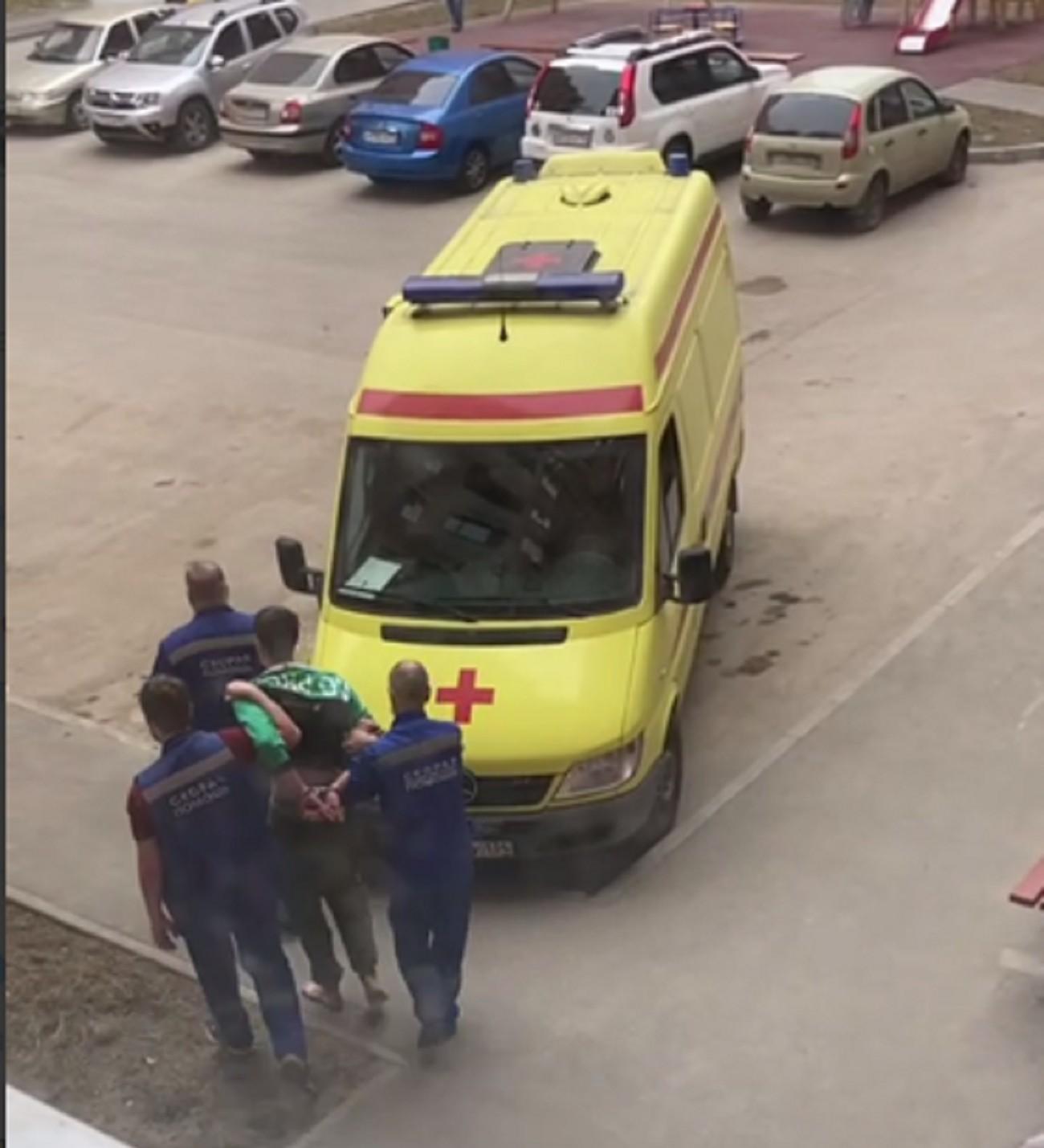 «Угрожал, что спрыгнет». В Волгограде спасение взобравшегося на кондиционер парня попало на видео