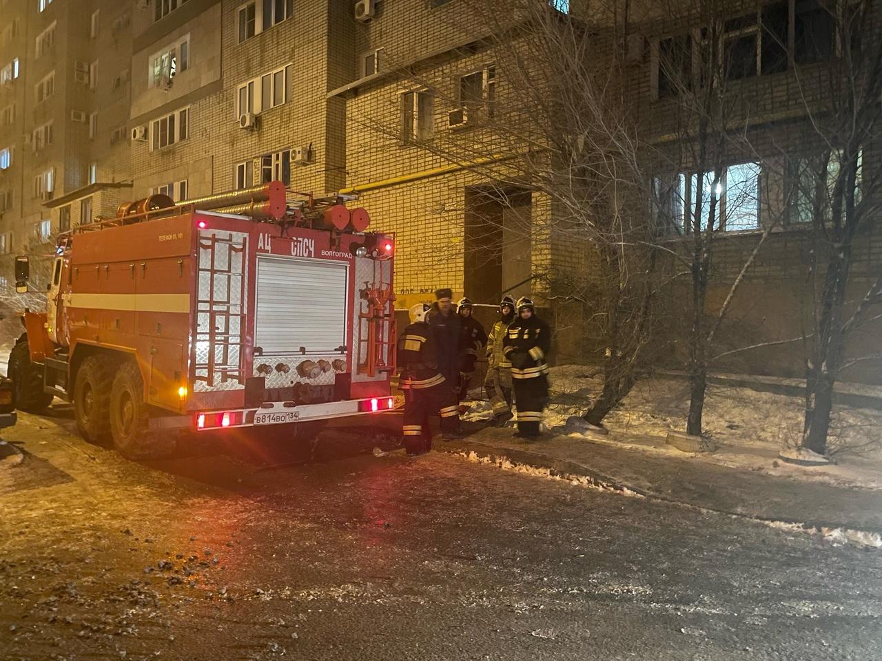 «Женщина подбежала к детям. Рыдали все»: очевидец рассказал о первых минутах пожара на севере Волгограда, где погибли две девочки