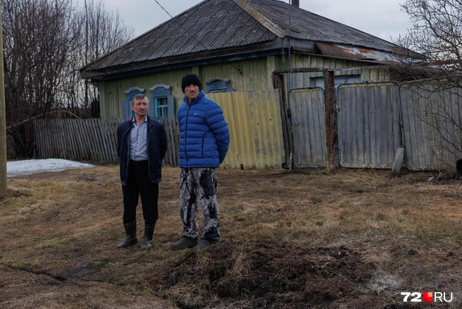 Андрей Ципп в доме живет один. Говорит, что на прогулку в лес выходит часто. Здесь от каждого не раз слышим, что жители обожают просто подолгу ходить пешком | Источник: Ирина Шарова / 72.RU