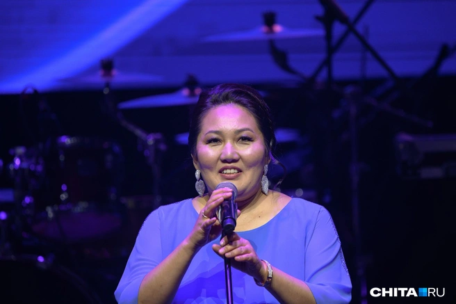 Аюна на Народной премии объявляла победителя в номинации «Медицинская клиника года» | Источник: Олег Федоров / CHITA.RU