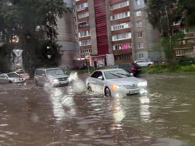 Проезжая часть полностью ушла под воду | Источник: Полина Зайцева / Городские медиа