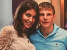 Беременная жена Андрея Аршавина поделилась редким снимком в купальнике