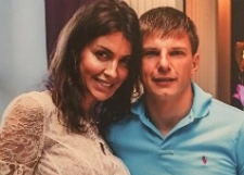 Беременная жена Андрея Аршавина поделилась редким снимком в купальнике
