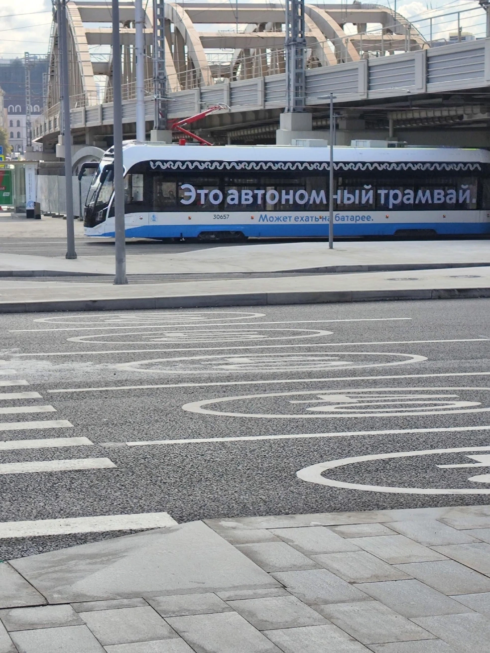 На трамваи нового маршрута нанесли надпись, что они могут ехать на батарее | Источник: Московский транспорт&nbsp;— мониторинг новостей / T.me