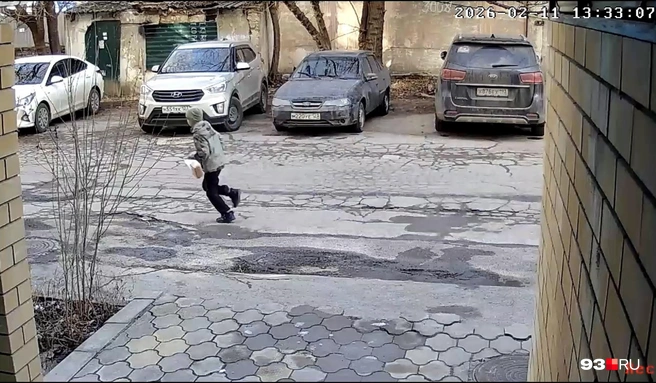 Мальчишка с хлебом убегает от выстрелов | Источник: 93.RU