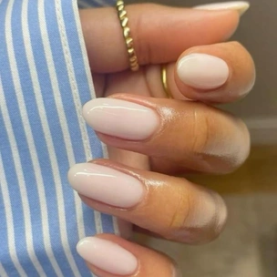 Самый красивый нюдовый оттенок маникюра, который подходит любому тону кожи