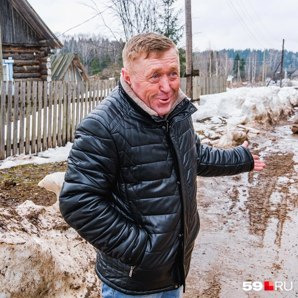 Сергей Гуляев объясняет, что распутица — привычное дело весной и осенью | Источник: Тимофей Калмаков / 59.RU