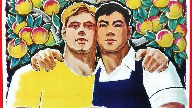 Китайско-советские плакаты о горячей мужской дружбе, которые сейчас видятся совсем иначе