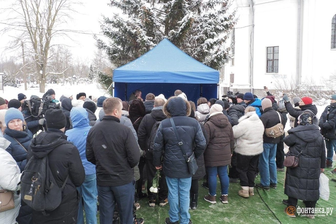 «Впереди была целая жизнь». Сотни петербуржцев пришли на кладбище проститься с Пашей | Источник: Михаил Огнев / FONTANKA.RU