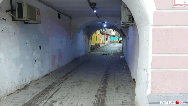 Арка во двор в центре&nbsp;— недалеко от здания Госбанка | Источник: Анна Голубницкая / MSK1.RU