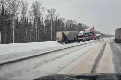 Столкновение фур заблокировало движение на Пермском тракте