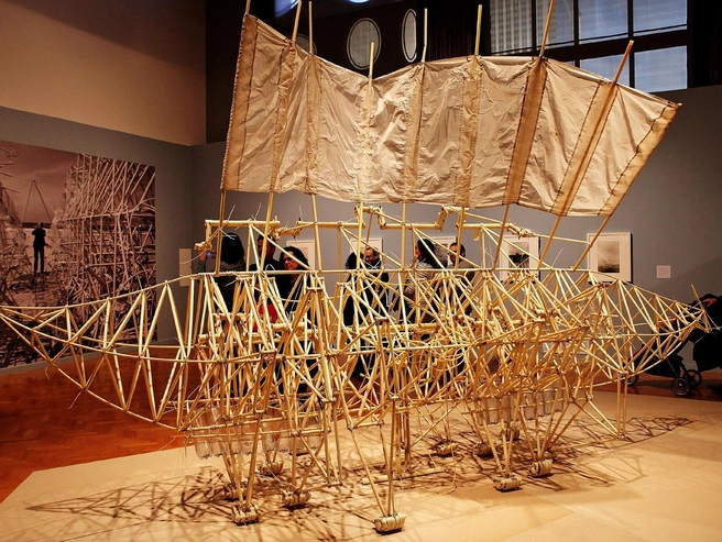 Кинетическая скульптура «Animaris Adulari» (2012) работы Тео Янсена | Источник: GETTY IMAGES