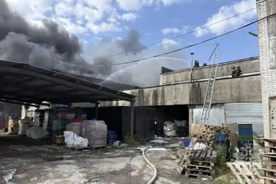 Чёрный дым на юге Петербурга: горел ангар в Витино