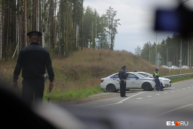 Сотрудники ДПС досматривали каждый автомобиль | Источник: Владислав Лоншаков / E1.RU