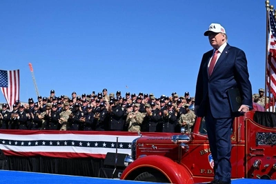 Трамп принял медаль дяди и вызвал насмешки
