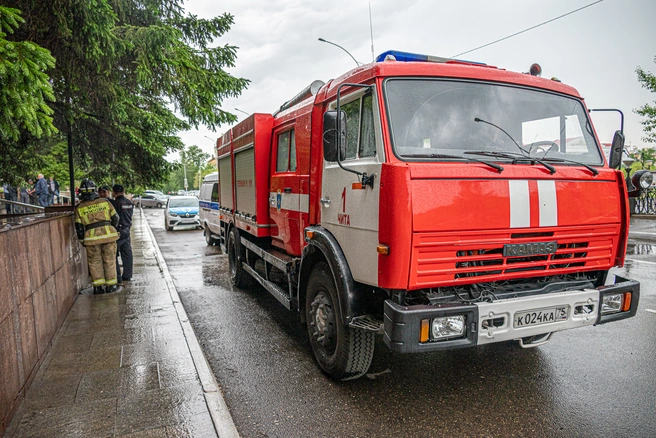 Два гаража и сараи сгорели на площади более 100 квадратов в Алтайском крае | Источник: Олег Фёдоров / CHITA.RU