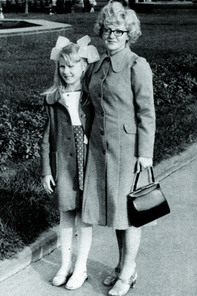 Рената на прогулке с мамой, Алисой Михайловной, 70-е