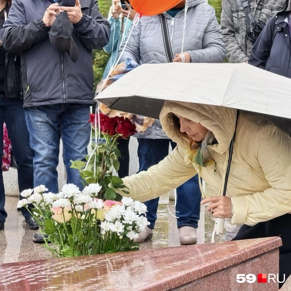 На памятной плите было много цветов | Источник: Вероника Свизева / 59.RU