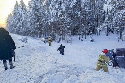 Nissan and Skoda veer off M-8 highway in Arkhangelsk region