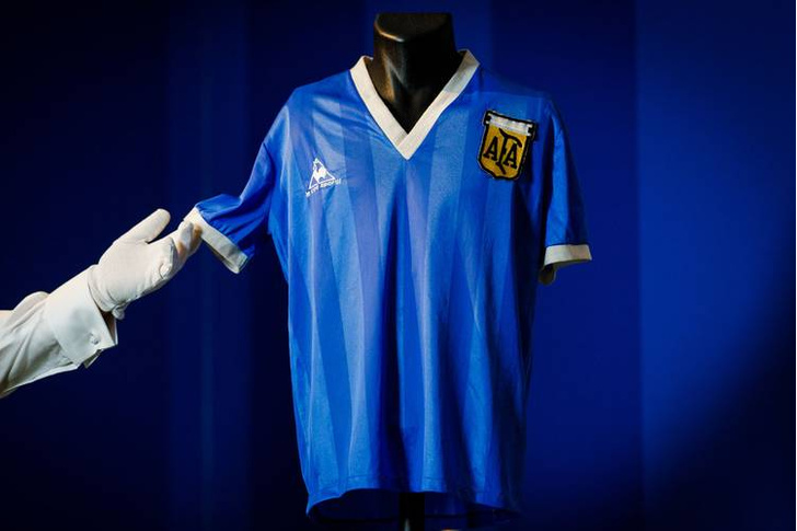 Футболка Диего Марадоны продана на аукционе за рекордную сумму — почти в два раза дороже платья Мэрилин Монро