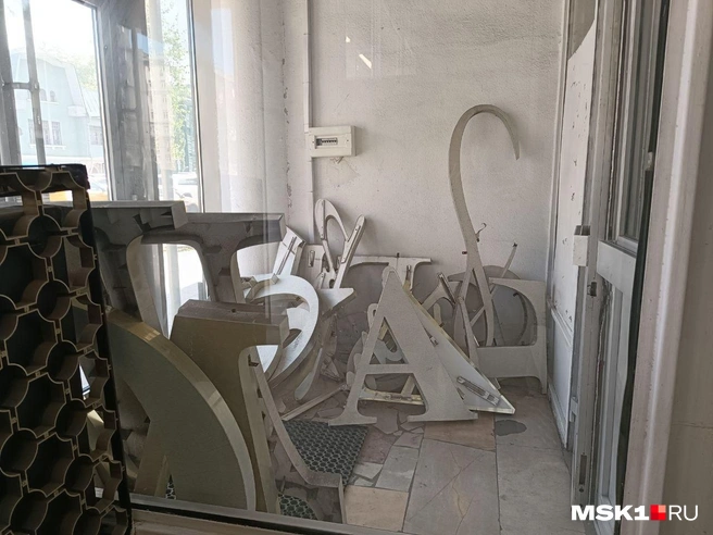 Буквы с вывески на фасаде здания перенесли в холл бутика | Источник: Анастасия Харитонова / MSK1.RU