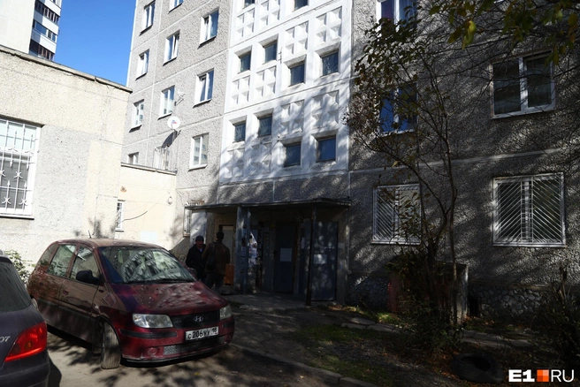 Всё произошло в первом подъезде дома | Источник: Владислав Лоншаков / E1.RU
