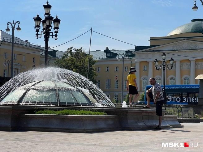 Москвичи гуляли и отдыхали возле фонтанов в пик жары в городе | Источник: Елена Халматова / MSK1.RU