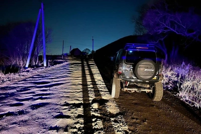 Пассажир погиб, катаясь на крыше машины в Приморье