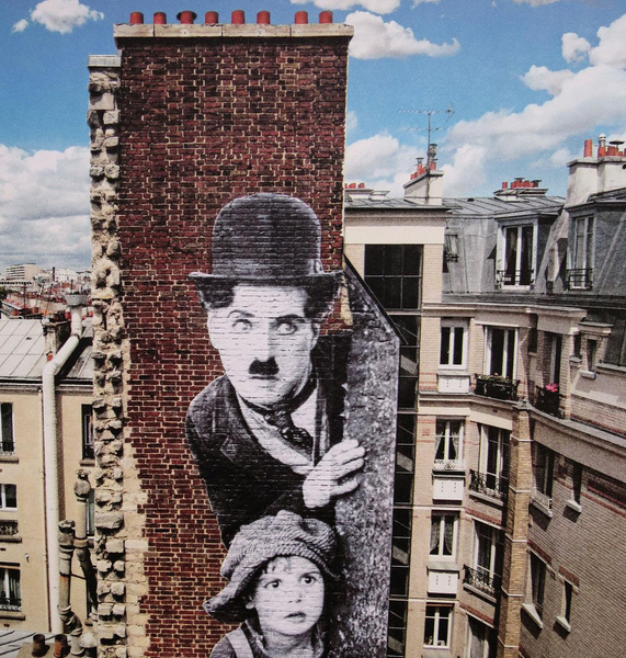 Чарли Чаплин любуется видами Парижа