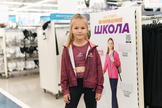 Мелисса отдала предпочтение топу с легинсами и спортивной куртке | Источник: ТРЦ «Планета»