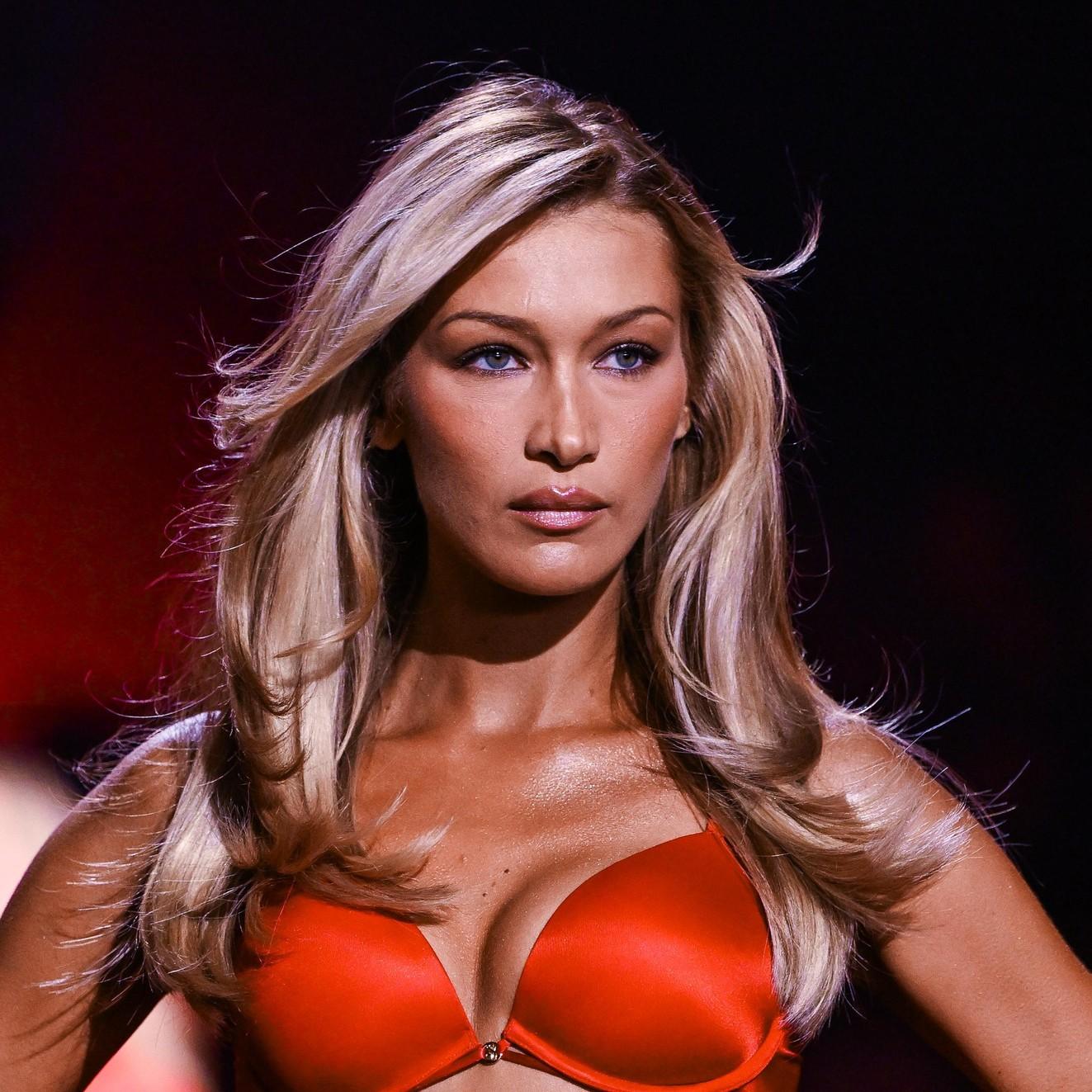 «Будто умирает, еле идет»: видео с Беллой Хадид на показе Victoria's Secret вызвало много негодований и опасений