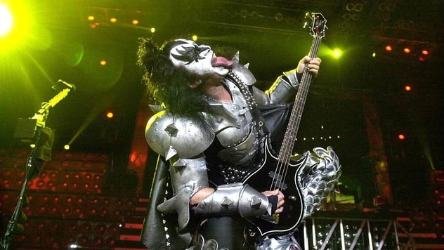 Джин Симмонс из Kiss попал в аварию