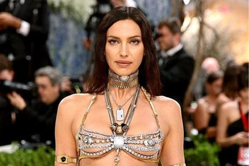 Как прошел Met Gala 2026: показываем фото лучших нарядов (и мемы, куда без них)