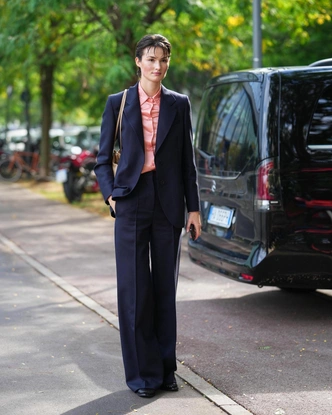 Брючный костюм снова в моде — и теперь он про ауру и власть, а не офис