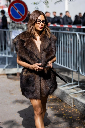 Меховые жилетки снова в тренде, но не те, что мы любили в нулевых Меховые жилетки снова в тренде, но не те, что мы любили в нулевых