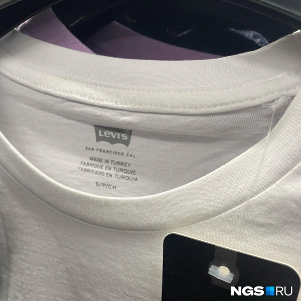 Футболка Levi's за 500 рублей | Источник:  Алёна Золотухина / NGS.RU