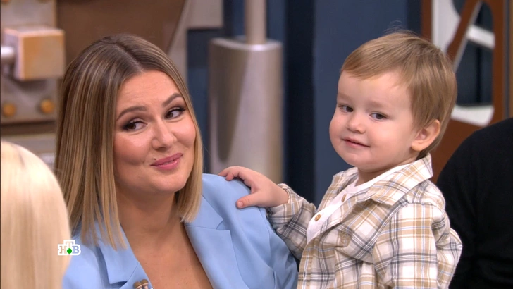 Әйелім екеуміз шұлық киген видео Интернеттегі порнофильмдегі шоқшалары бар әйел