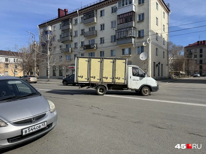 Водитель поворачивает, несмотря на сплошную линию разметки  | Источник: Юлия Король