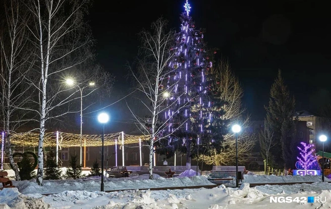 Ель со свечами и яркой звездой установлена в поселке городского типа Яя | Источник: NGS42.RU